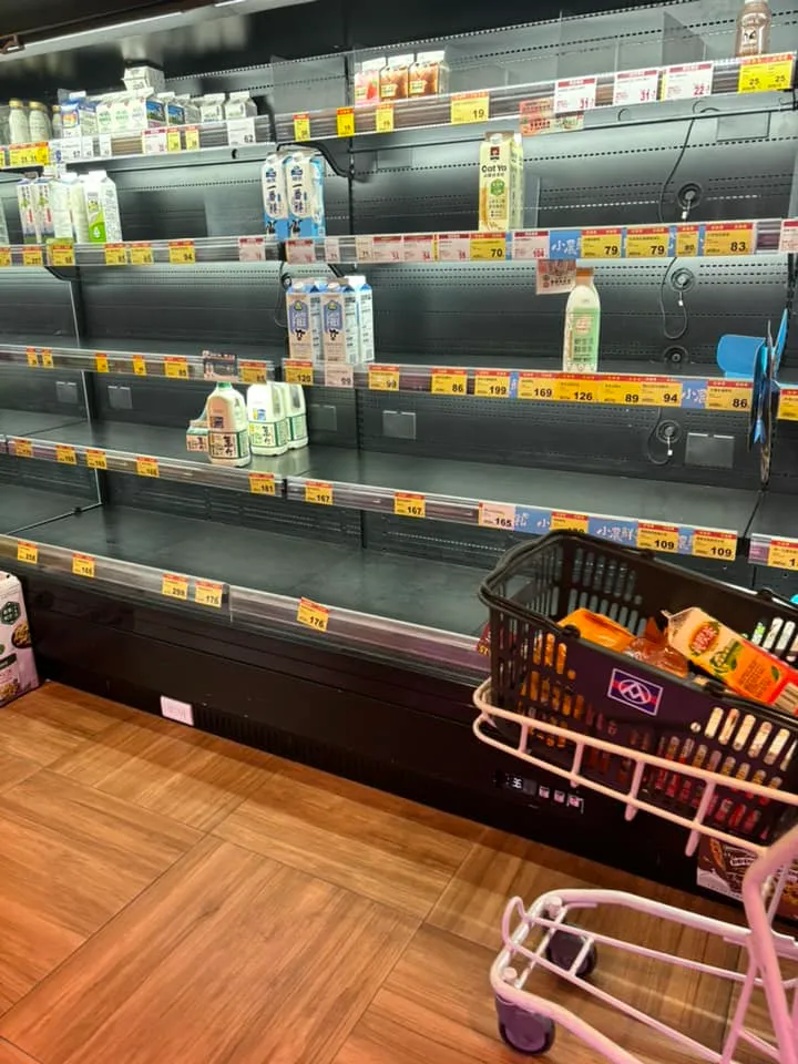 牛奶製品幾乎被掃光。翻攝自路上觀察學院