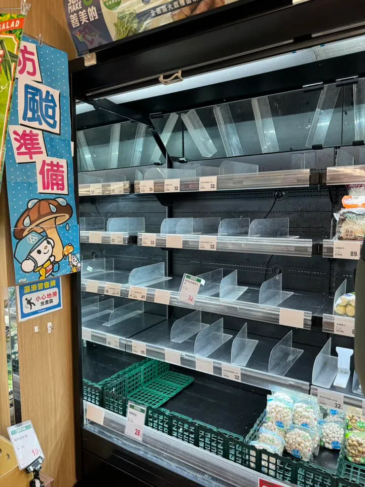 賣場貨架被掃光。翻攝自路上觀察學院