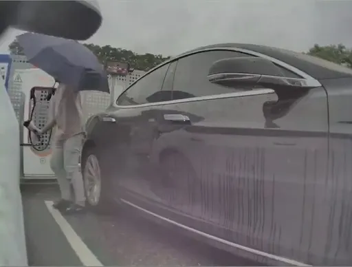 國道特斯拉充電爆糾紛！火爆男強開車門硬拔充電槍　女駕駛怒告強制罪