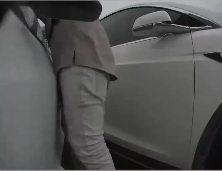 廖男硬開對方車門解鎖充電樁。翻攝爆料公社