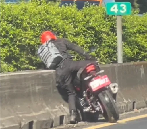 紅牌重機闖國道!林口段自撞護欄摔車 騎士辯「誤闖」!警:開罰吊照