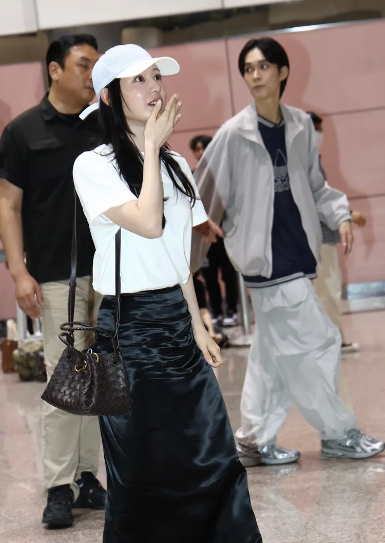 金智媛看到2樓也有擠滿粉絲，感到十分驚訝。彭欣偉攝