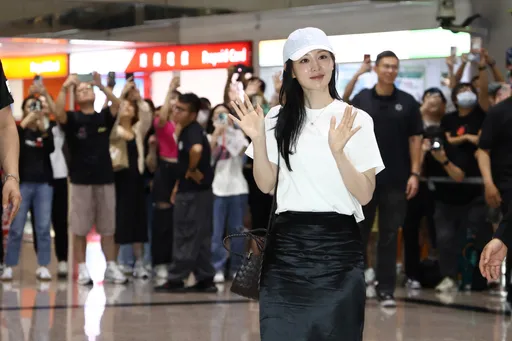 直擊｜金智媛抵台萌比貓耳朵！繞場4分鐘送福利　被800粉嚇到狂摀嘴