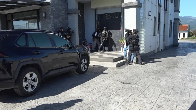 特勤隊員到陳男住處進行攻堅。警方提供