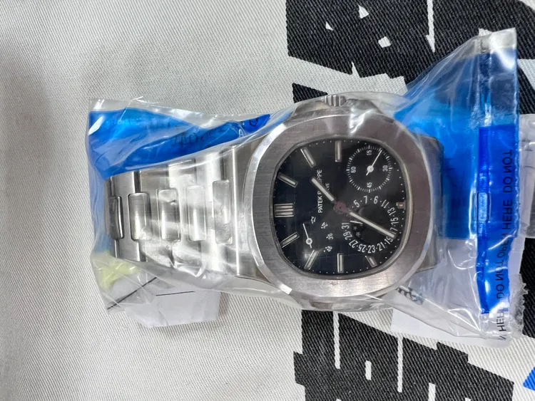 警方查扣要價超過百萬元的百達翡麗錶。警方提供
