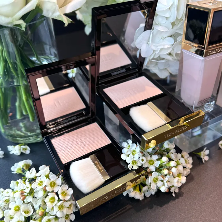 TOM FORD升級版星光蜜粉餅，各3300元。張家玲攝