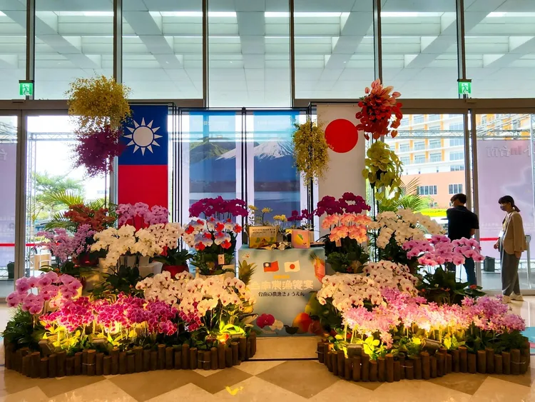 活動場地在台南福爾摩沙遊艇酒店，布置以蘭花為主體。臺南市台日文化友好交流基金會提供