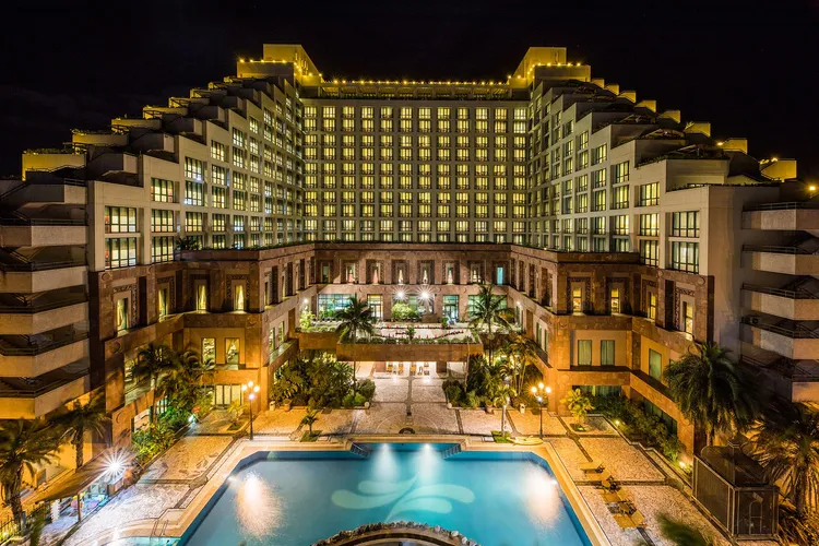 仙台周邊的珊瑚礁海岸是浮潛愛好者的天堂，清澈的海水和多樣化的海洋生物讓人流連忘返。業者提供