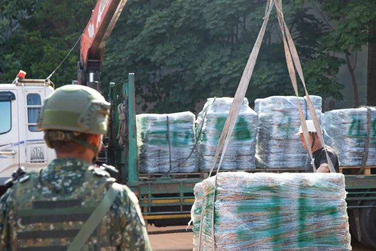 第五作戰區上午進行大貨車、刺鐵絲、發電機等物資接受演練。軍聞社提供