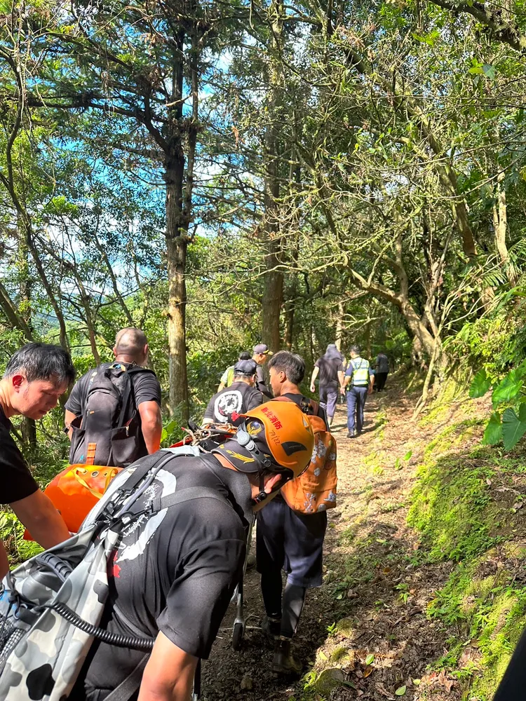 66歲登山客送醫不治。消防局提供
