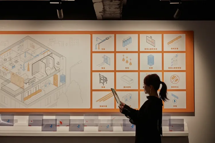 〈SSS超透明提案〉分為四大展區:黑暗、混亂及朦朧、透明、實踐，除透過將常見的居住痛點可視化，更設計一系列虛實互動環節，協助觀者找出切身相關的建築設計。寶舖建設提供