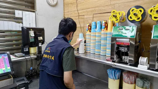 台中清心福全「丟茶凍」3店員身分曝光 食安處稽查有「2缺失」