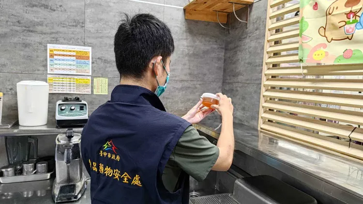 稽查發現有「人員未出示體檢報告、員工作業中有污染食品的行為」等缺失。市府提供