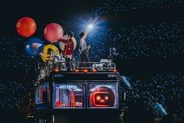 五月天搭巴士、大飛球華麗近距離環場嗨翻全場。相信音樂提供