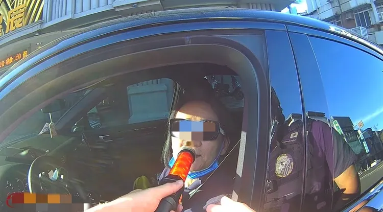 女駕駛逆向行駛，還被查獲酒駕。翻攝畫面