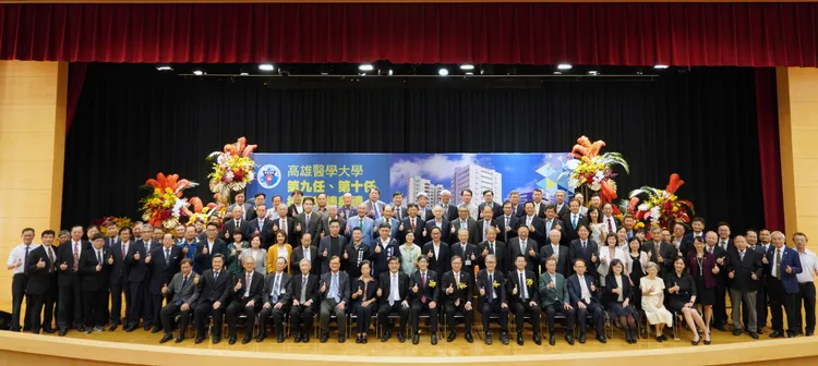 高雄醫學大學第十任校長1日由余明隆接任。高醫大提供