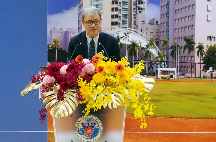 教育部長鄭英耀希望能結合高屏地區的大專院校能量，整合在地醫療資源。高醫大提供