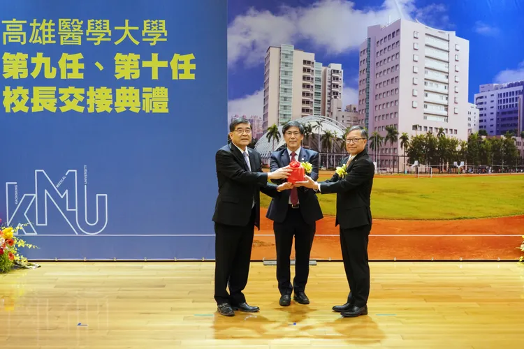 高雄醫學大學校長印信交接，左起高醫大第九任校長楊俊毓、監交人高醫大陳建志董事長、高醫大第十任校長余明隆。高醫大提供