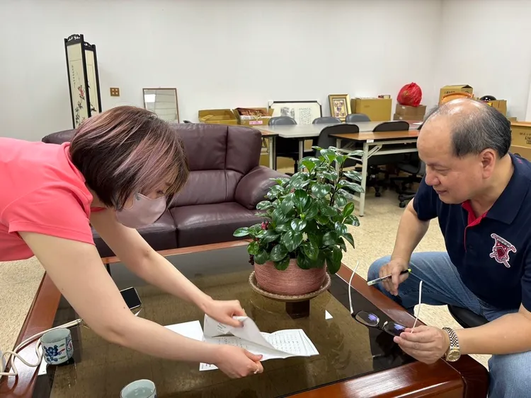 灣生後裔到屏東市戶政事務所尋求協助。縣府提供