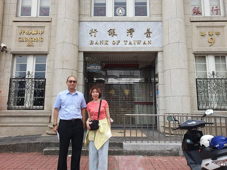 灣生後裔尋根之旅，參訪台灣銀行中屏分行。縣府提供