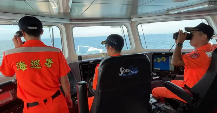 海巡人員廣播驅離。海巡署提供