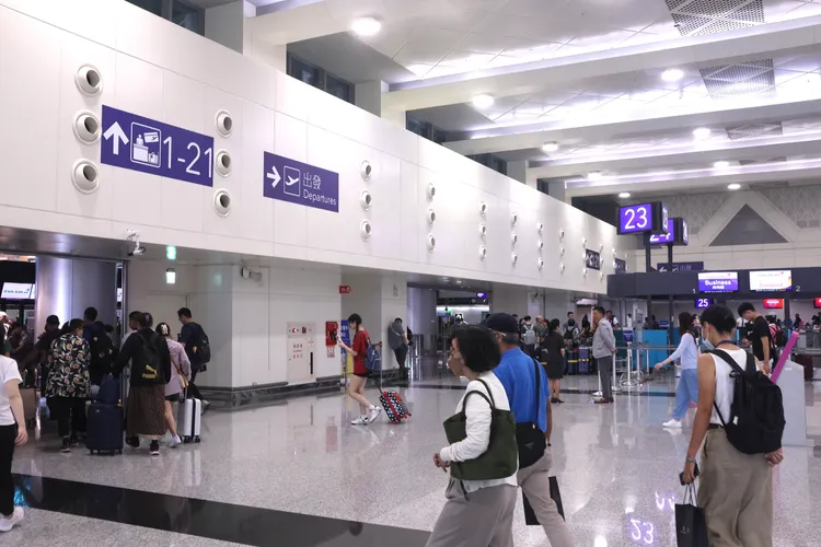 桃機演習期間將由航警及保全人員引導進入航廈。彭欣偉攝