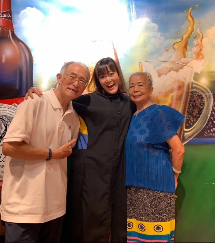 張擎佳（中）形容雙親都是「讀書人」。張擎佳提供