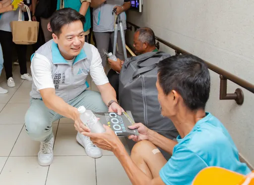 竹市啟動高溫關懷機制 邱臣遠發放街友避暑物資預防熱傷害