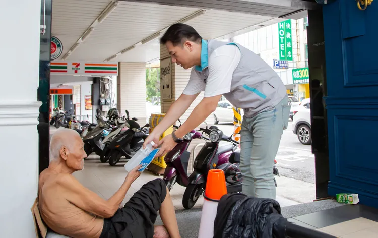 邱臣遠關懷街友。新竹市府提供