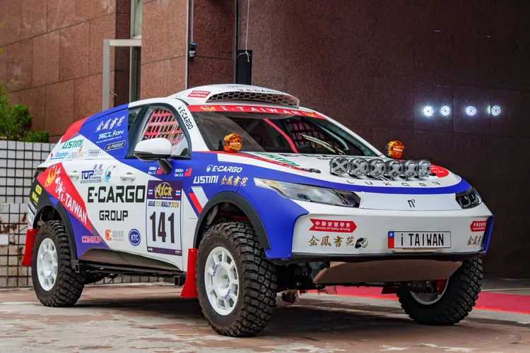 納智捷n⁷賽車由鴻華先進贊助一系列零組件，並加裝賽車椅、防滾籠及電裝等賽車專屬裝備。中華安駕學會提供