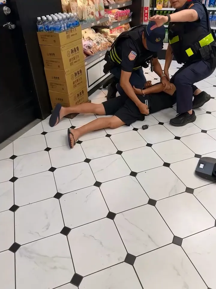 蔡男棄械投降，被警方合力制伏。民眾提供