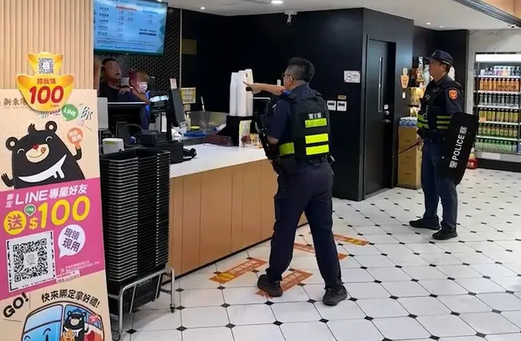 警方安撫蔡男情緒，要他把剪刀放下。民眾提供