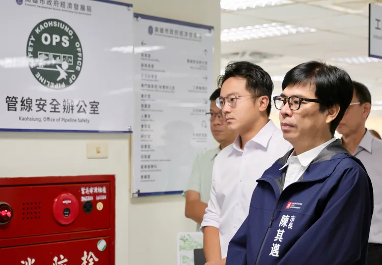 陳其邁聽取管線安全辦公室OPS相關運作與任務介紹。經發局提供