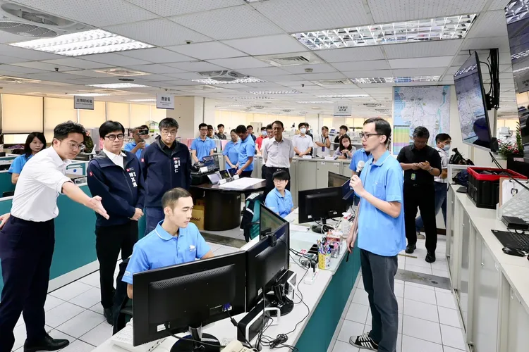 管理人員介紹與位於南投的工業技術研究院緊急應變諮詢中心連線。經發局提供