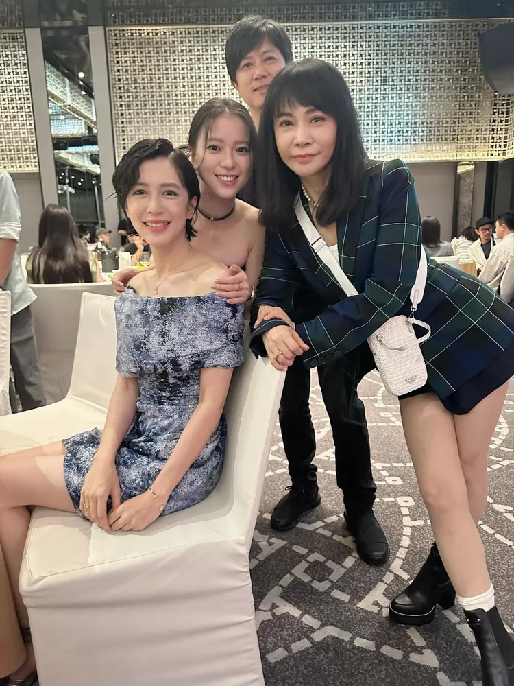 柴智屏（右起）、侯志堅、項婕如與劉奕兒。翻攝柴智屏臉書