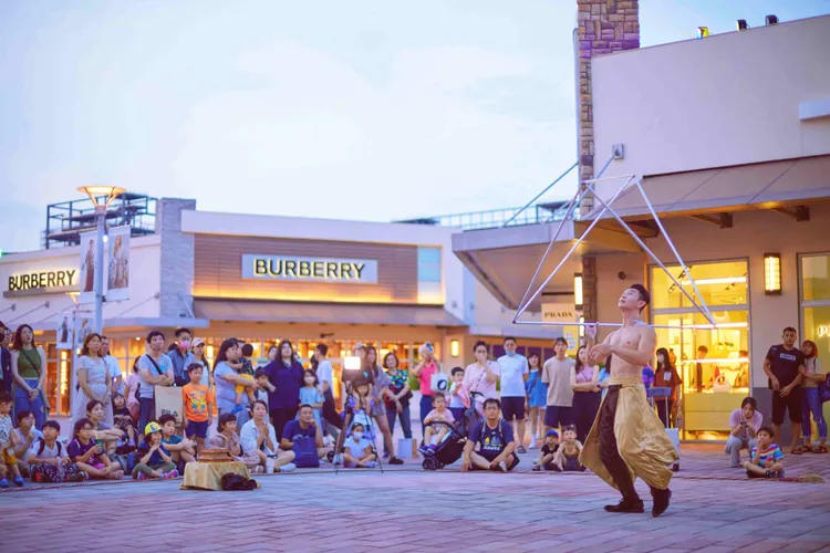 華泰名品城「GO街藝秀」於8月炫麗登場！共集結5組多元型態的街頭藝人輪番上陣。業者提供