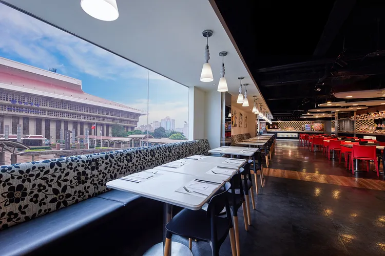 Checkers自助餐廳偌大的窗戶將喧鬧市景盡收眼底。業者提供