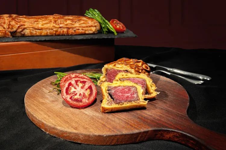 台北凱撒自助餐推威靈頓牛排於平日晚餐及假日午晚餐供應。業者提供