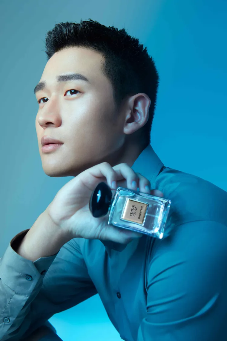 周興哲再度與精品美妝GIORGIO ARMANI合作，拍攝香氛形象廣告。品牌提供