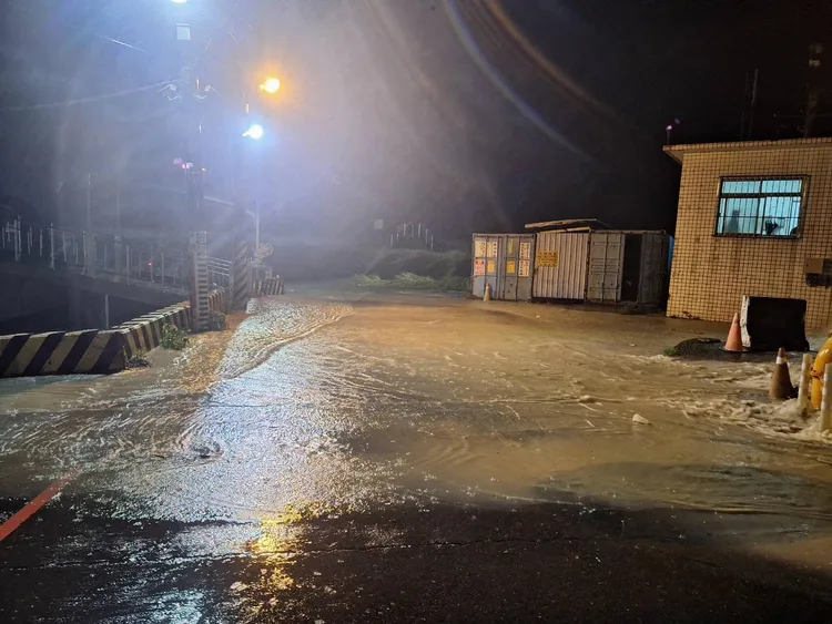 八掌溪溢堤，附近多處淹水。翻攝林緗亭臉書