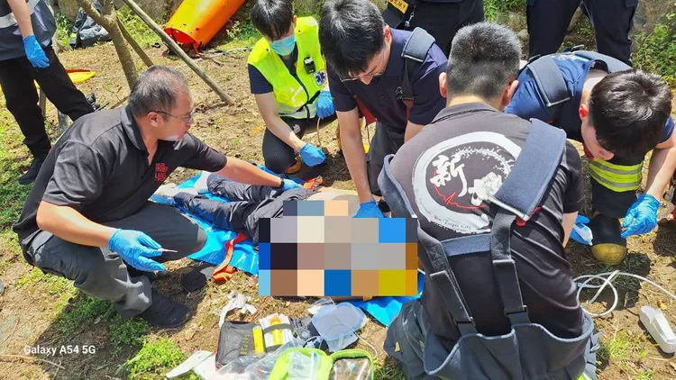 消防人員到場急救。消防局提供