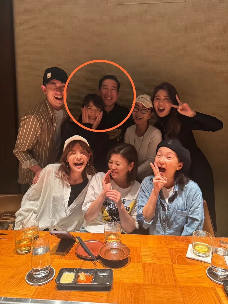 蘇晏霈和Scott（圈圈處）肢體親密。翻攝陳美鳳臉書