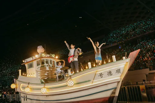 告五人太猛了！爺爺漁船開進深圳灣 全球巡演狂吸43萬人搶聽