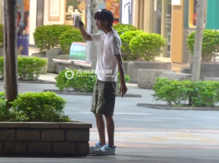 唐治平拿起尚未喝完的檸檬紅茶向路人舉杯，路人紛紛逃離。特勤中心攝