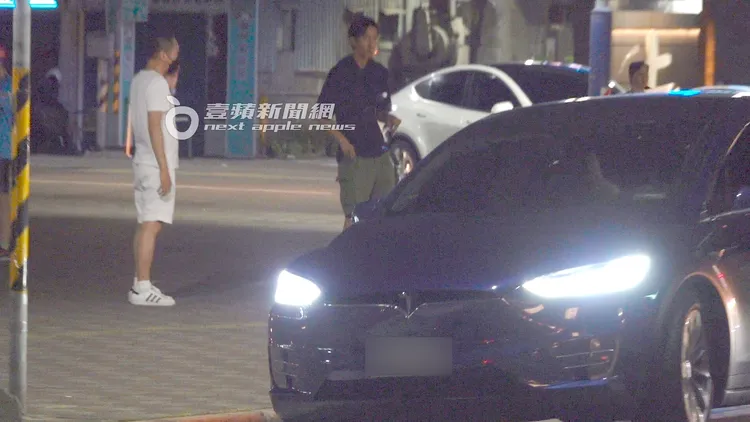 常如山（左）準備坐上特斯拉Model X離開。特勤中心攝