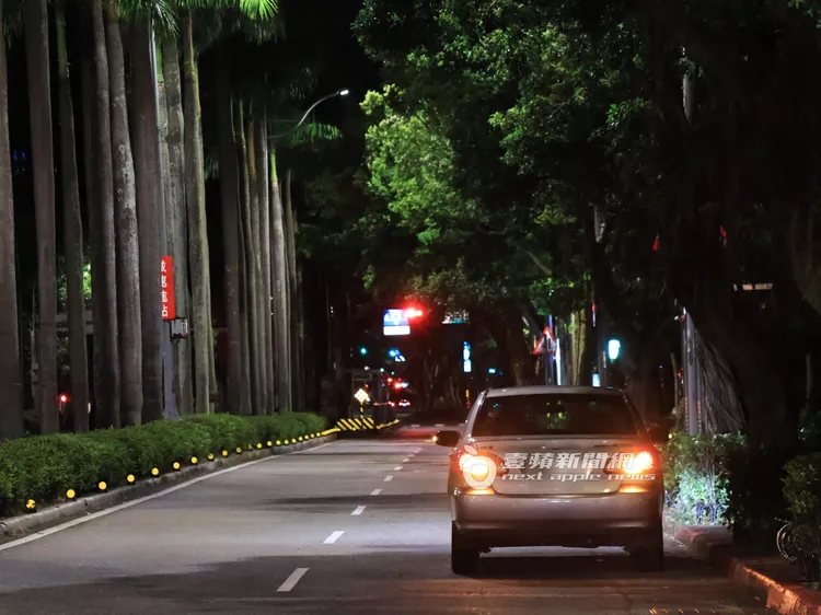 唐治平將車閃著雙黃燈，停在國父紀念館仁愛路路邊呼呼大睡。特勤中心攝