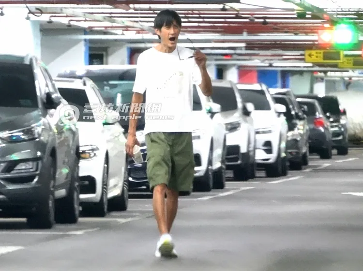 唐治平走回停車場時，拿下太陽眼鏡，面露疲態哈欠連連。特勤中心攝