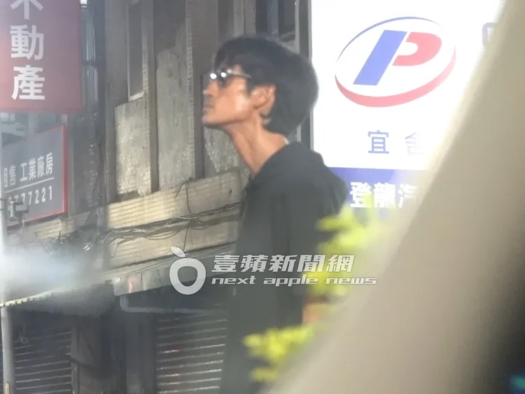 準備牽車前，唐治平對著馬路狂點頭，點了將近40下。特勤中心攝