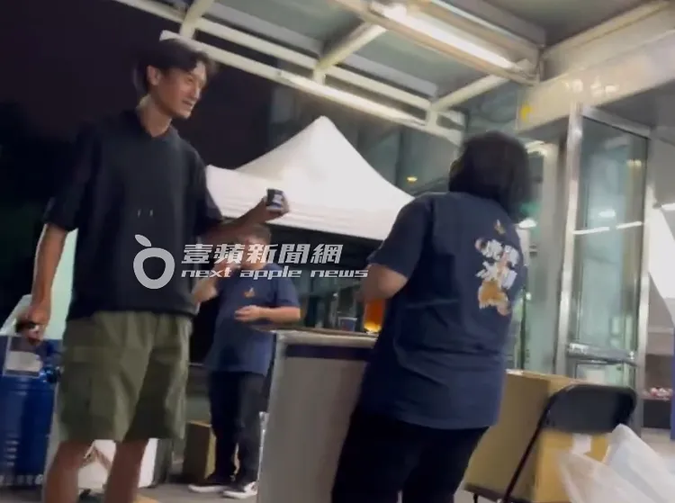 唐治平來到體育館外啤酒試喝攤位，忍不住拿起杯子試喝3口。特勤中心攝