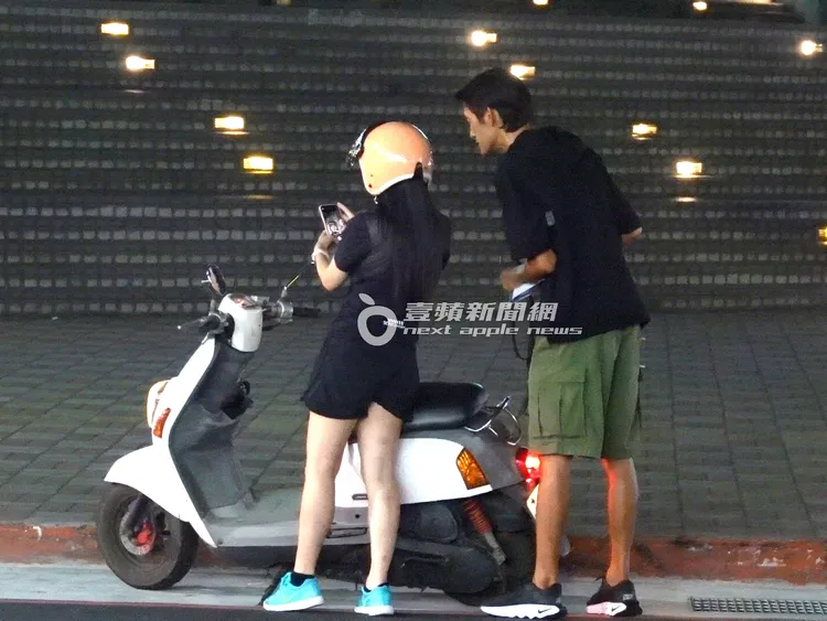 唐治平停下腳步與路過的女騎士合照。特勤中心攝